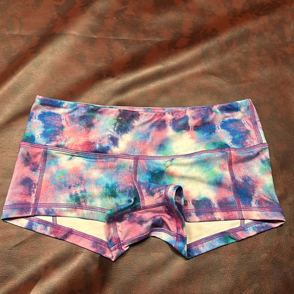 Like new FLEO low rise contour shorts. Size medium.
